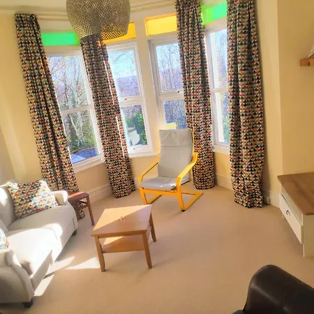 Light And Stylish Close To Centre Apartment *