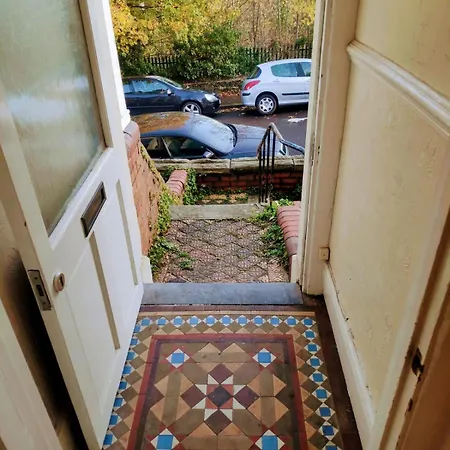 Light And Stylish Close To Centre Apartment Bristol