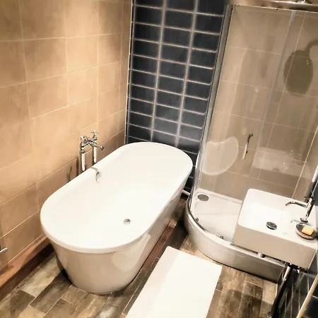 Light And Stylish Close To Centre *