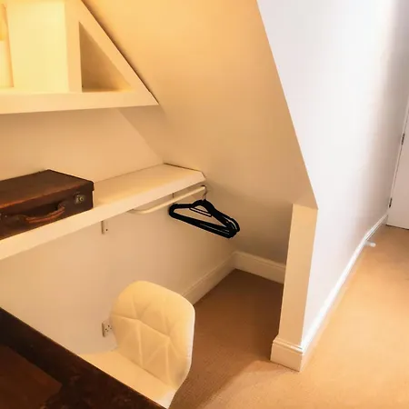 Light And Stylish Close To Centre Apartment Bristol