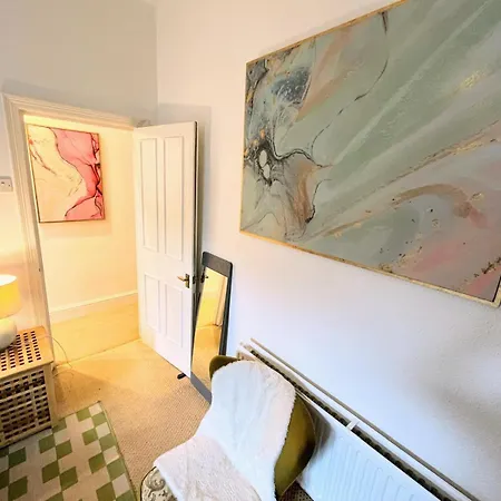 Light And Stylish Close To Centre Apartment Bristol