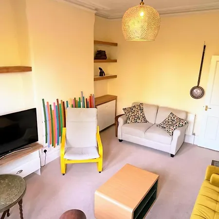 Light And Stylish Close To Centre Apartment Bristol
