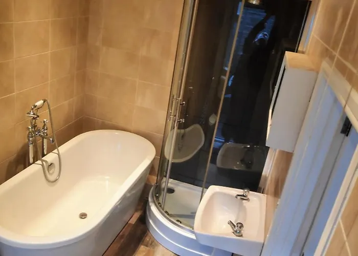 Light And Stylish Close To Centre Apartment