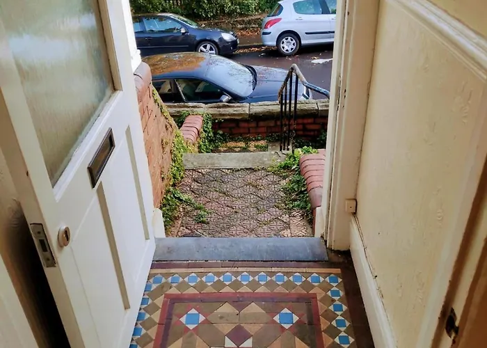 Light And Stylish Close To Centre Apartment Bristol