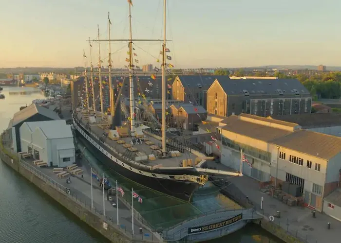 Light And Stylish Close To Centre Apartment Bristol